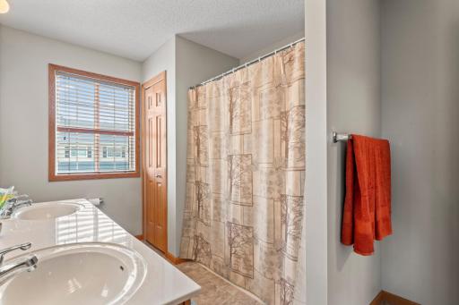 Large Upper Level Full Bath w/Tub/Shower Combination