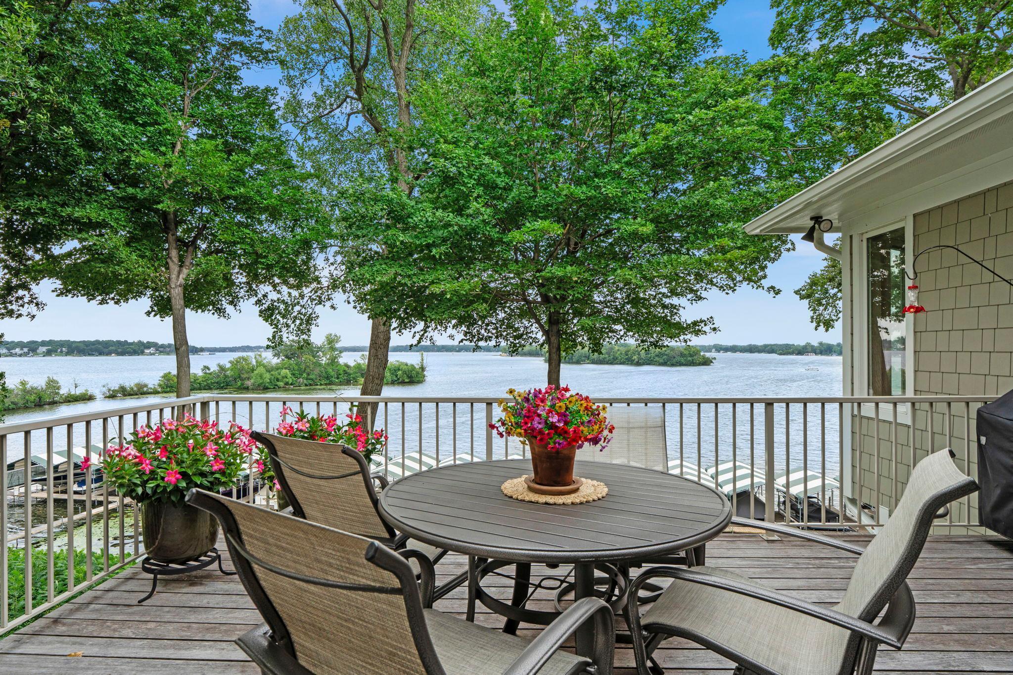 Deck....spectacular vista!!