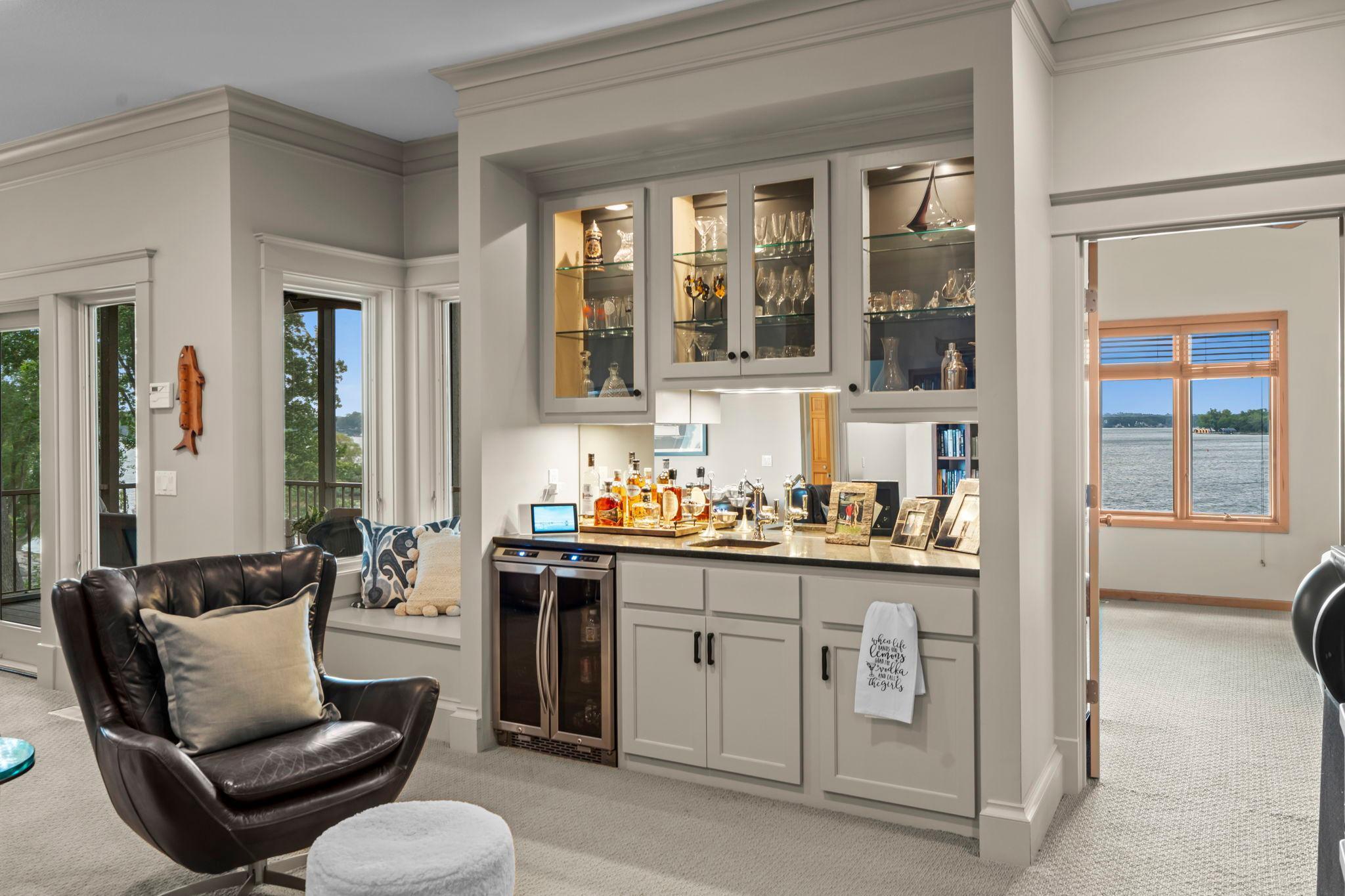 Wet bar-plenty of storage!