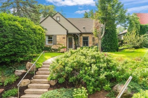 1017 Thomas Avenue S, Minneapolis, MN 55405