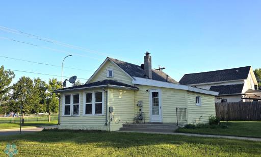 504 5th Avenue NE, Valley City, ND 58072