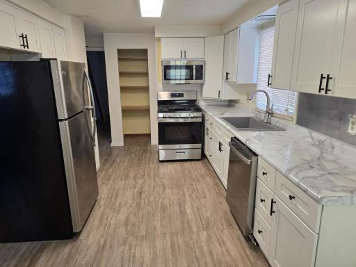 This kitchen is ready for you to simply move in and start enjoying it,