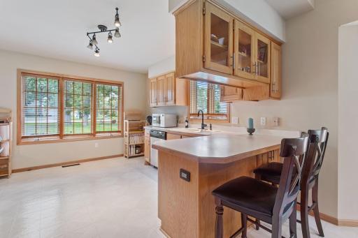 Eat-in kitchen with breakfast bar