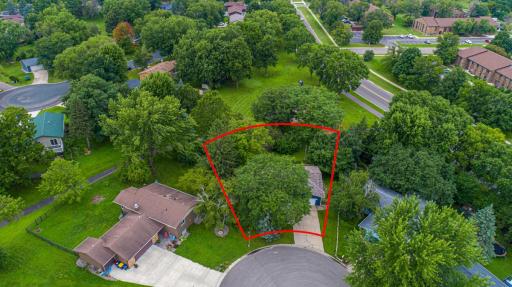 ATTRACTIVE LOCATION! WALKING DISTANCE TO PUBLIC SCHOOLS, PAVED PATHS, CITY PARKS + MUCH MORE!.jpg