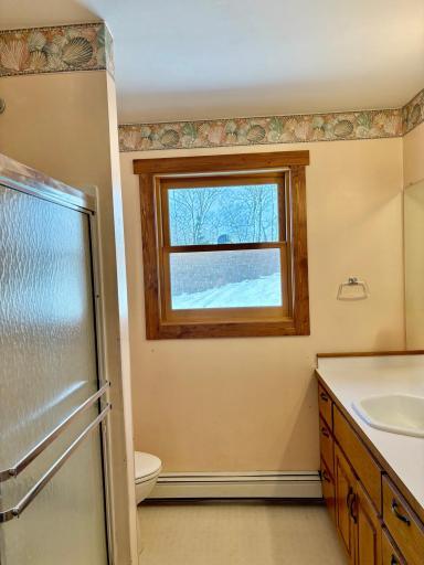 Upper level full bath