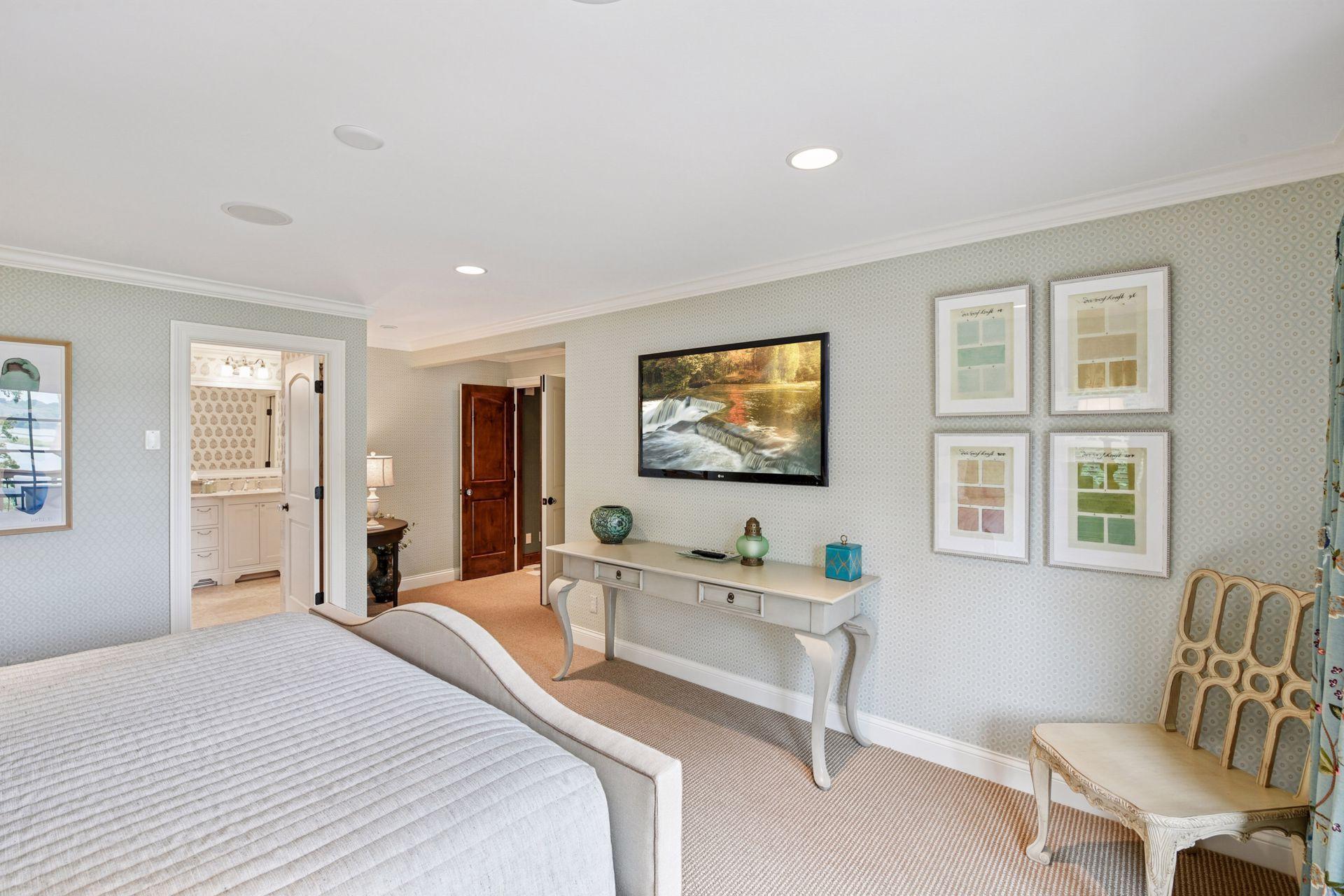 Primary suite with en-suite full bathroom