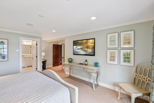 Primary suite with en-suite full bathroom