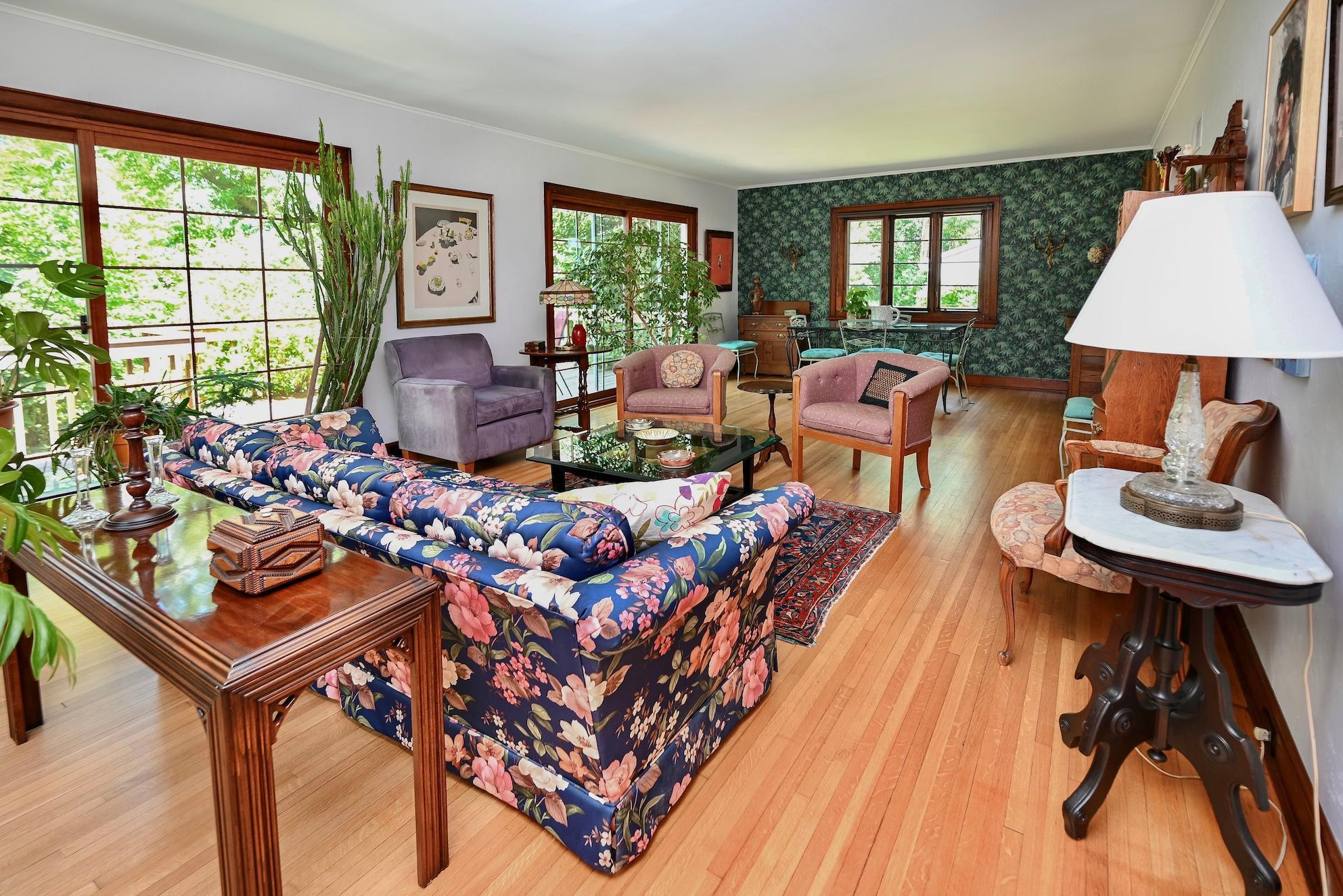 04 Living Rm into Dining Rm.jpg