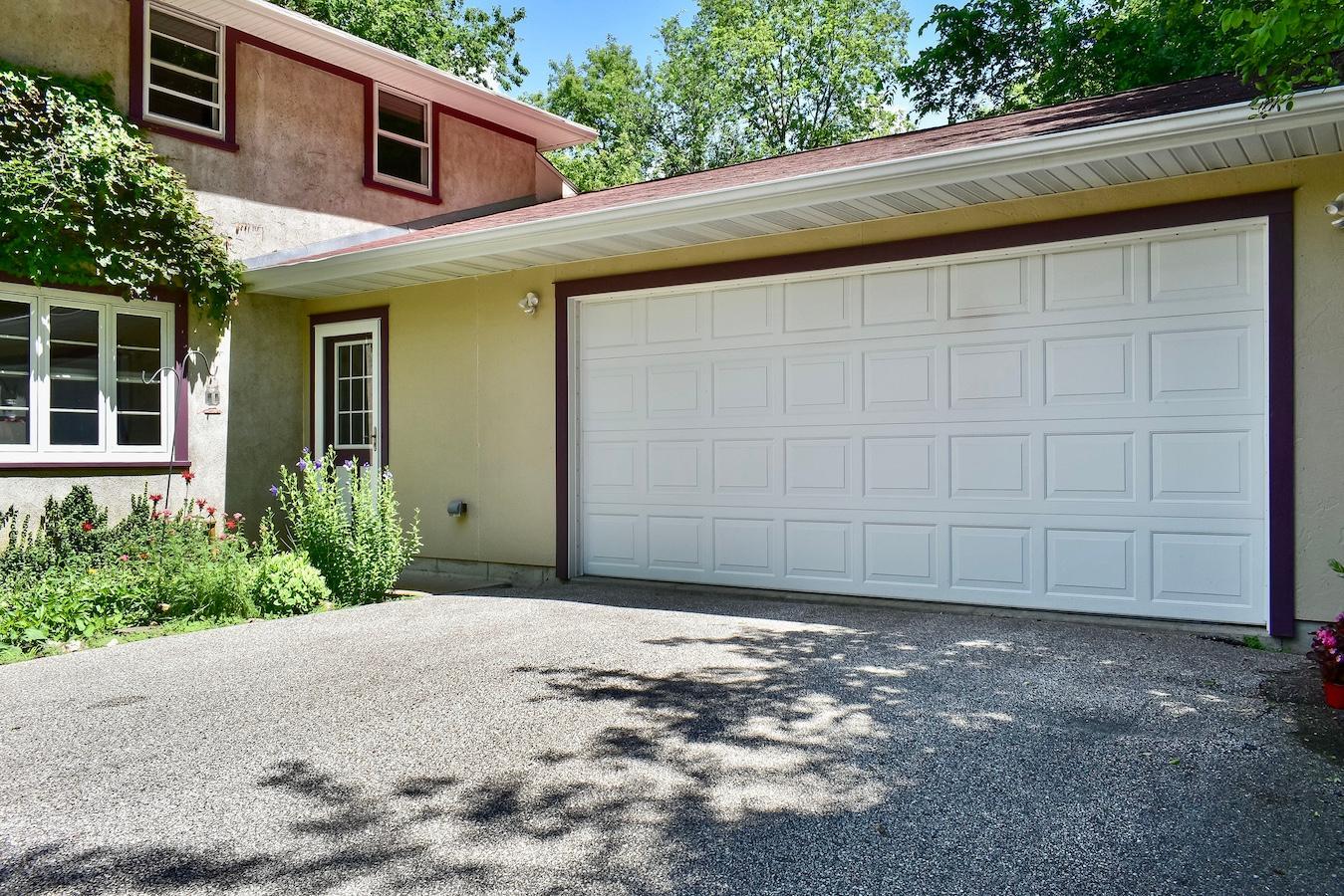 31 Attached Garage.jpg