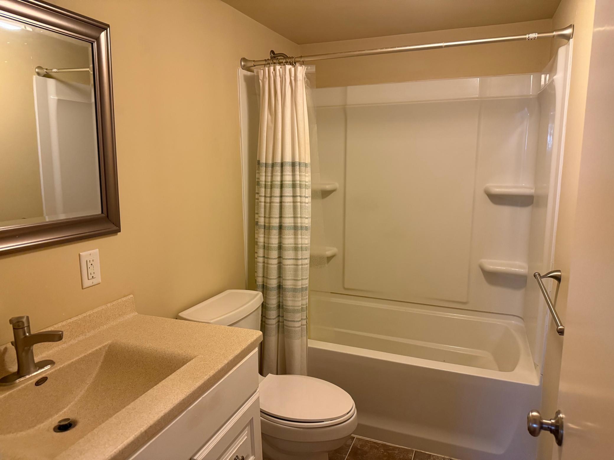 IMG_1019 bathroom 2.jpg