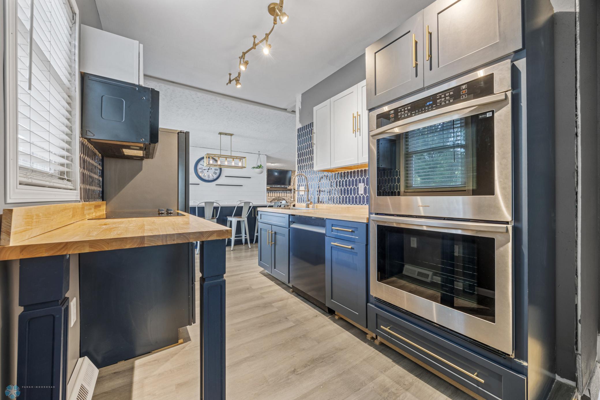 Kitchen toward diningjpg.jpg