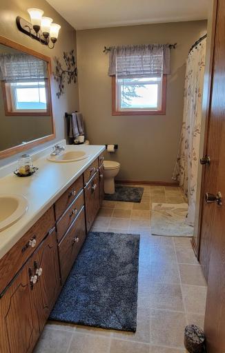 Upper Level Full Bath