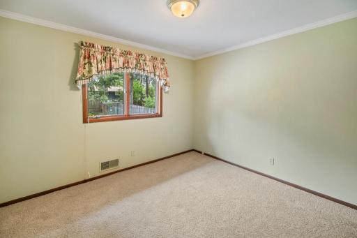2165 Holloway Avenue E, Maplewood, MN 55109