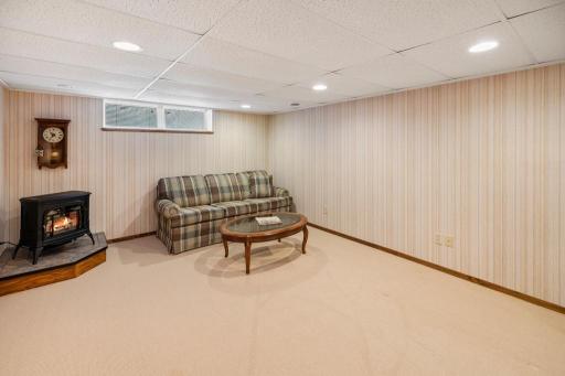 2165 Holloway Avenue E, Maplewood, MN 55109