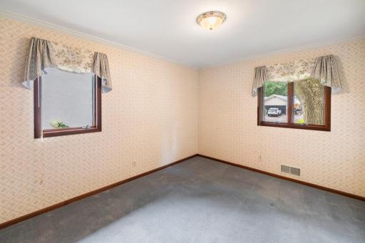 2165 Holloway Avenue E, Maplewood, MN 55109