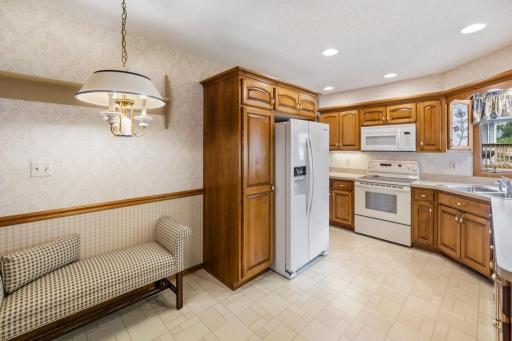 2165 Holloway Avenue E, Maplewood, MN 55109