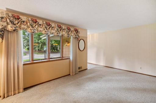 2165 Holloway Avenue E, Maplewood, MN 55109