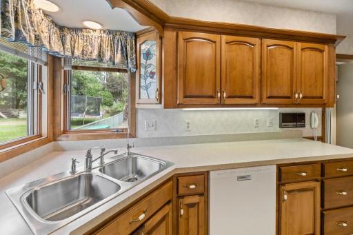 2165 Holloway Avenue E, Maplewood, MN 55109