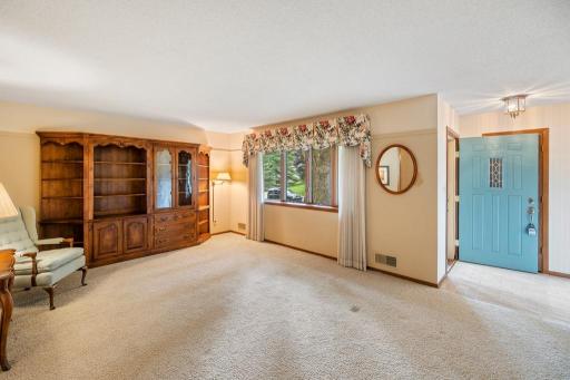 2165 Holloway Avenue E, Maplewood, MN 55109