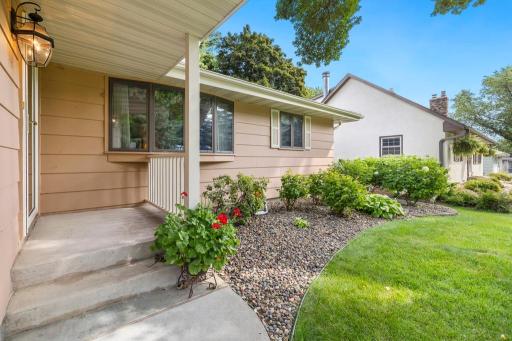 2165 Holloway Avenue E, Maplewood, MN 55109