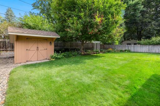 2165 Holloway Avenue E, Maplewood, MN 55109