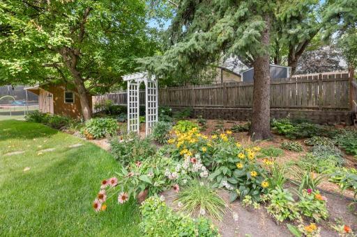 2165 Holloway Avenue E, Maplewood, MN 55109