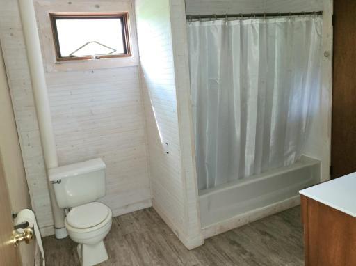 Upper Full Bath 1.jpg