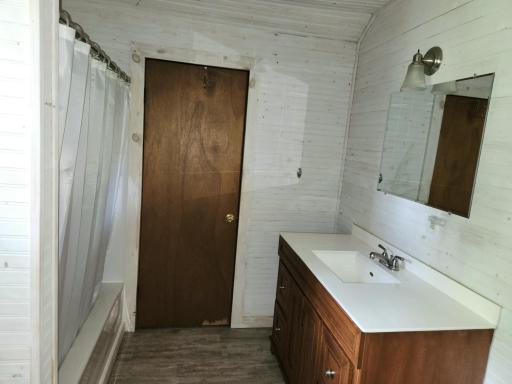 Upper Full Bath 2.jpg