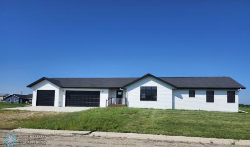 208 4TH Street NW, Gwinner, ND 58040