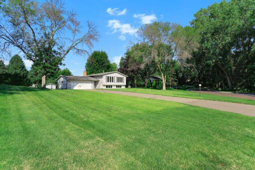 455 Black Oaks Lane N, Minneapolis, MN 55447