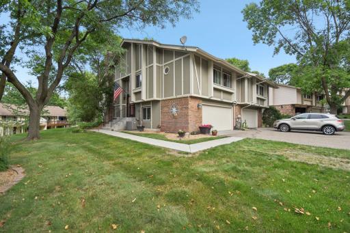 6800 Buckingham Court, Woodbury, MN 55125