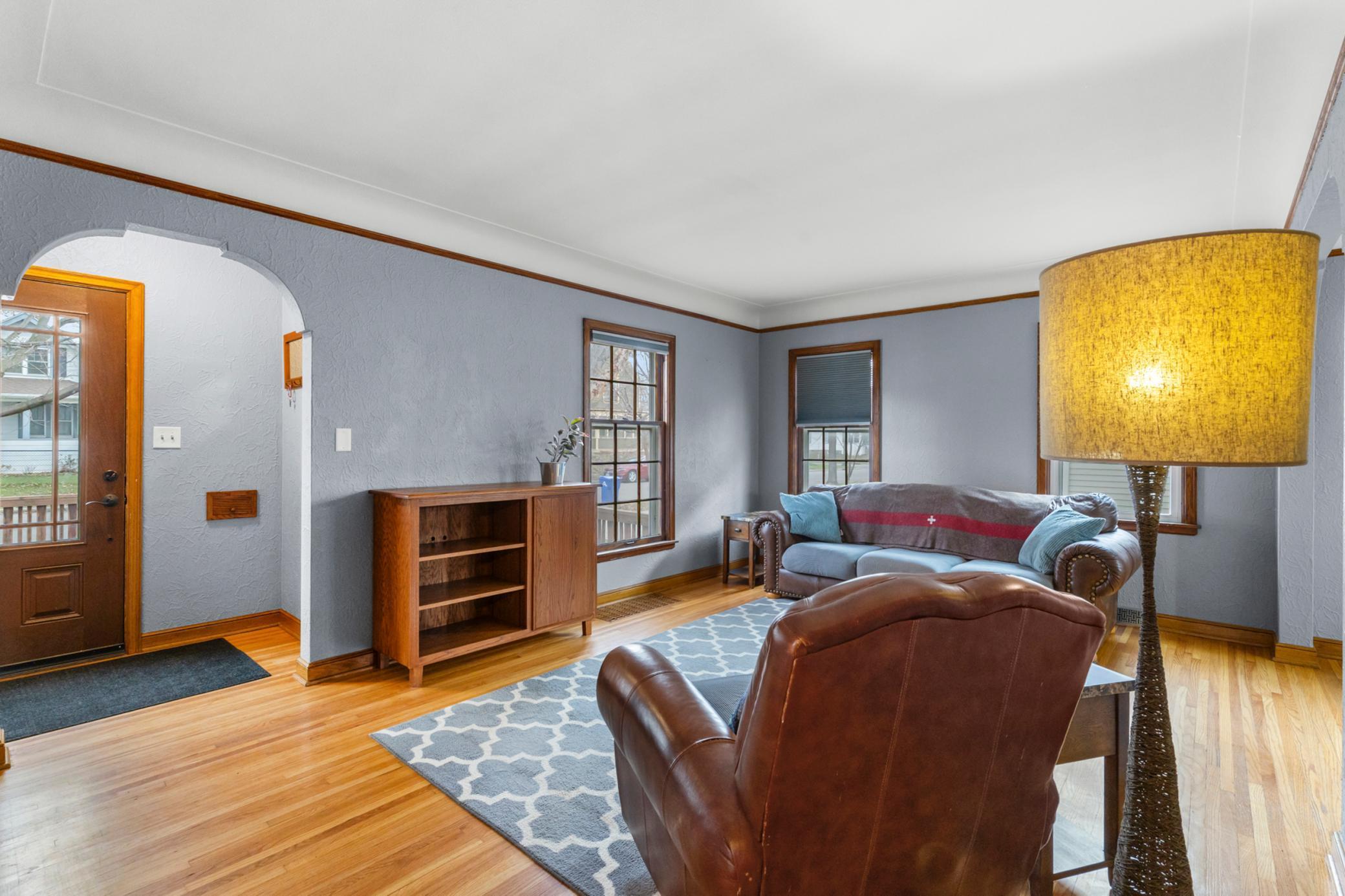 Beautiful coved ceilings.