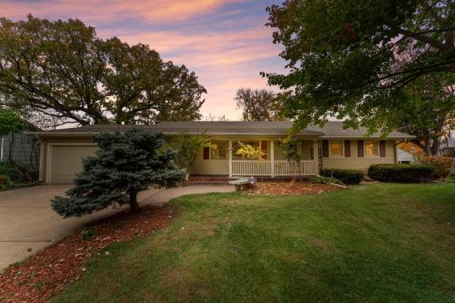 Fantastic Rambler opportunity! Equity builder in an awesome location backed to neighborhood park/trails! Nearby Mississippi Regional River Trails.
