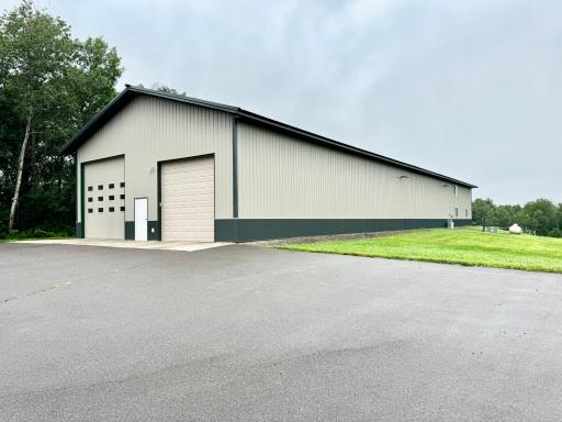 Beautiful 2 toned shouse with huge tar parking area