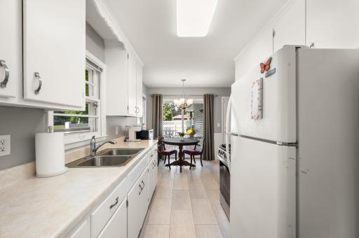 Updated kitchen with new LVP flooring and a gas range!
