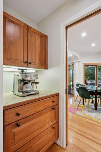 Butler's pantry between kitchen and formal dining space