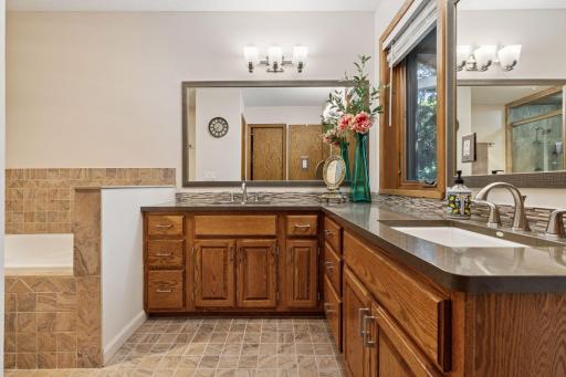 1349 Tamberwood Trail, Woodbury, MN 55125