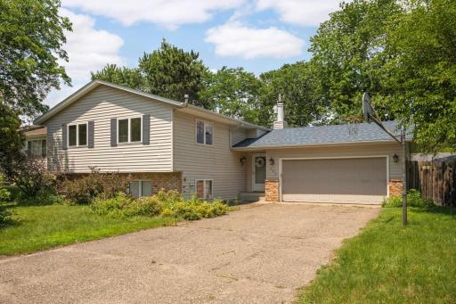 Ready to move in Shoreview single family home!