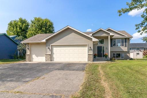 350 E Woodridge Drive, Le Center, MN 56057