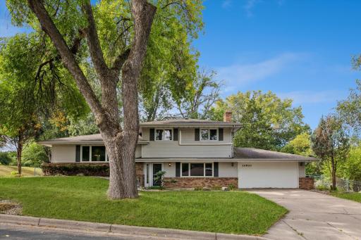 Photo for 10930 Radisson Drive, Burnsville, MN 55337 - listing #6772006 Gorgeous split level home on a spacious lot!