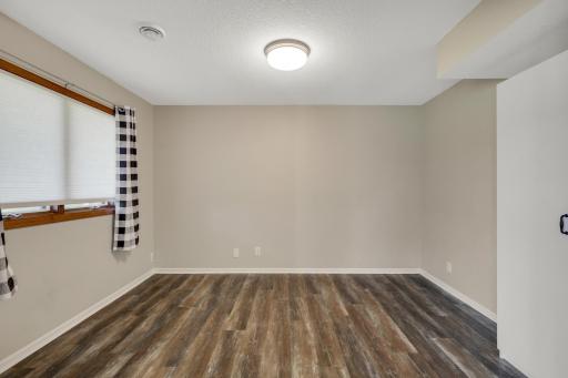 Lower level flexroom - easy 4thbedroom !!