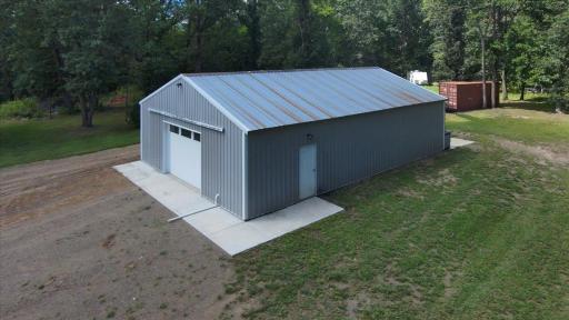 32x48 Heated Shop w/new floors and doors!