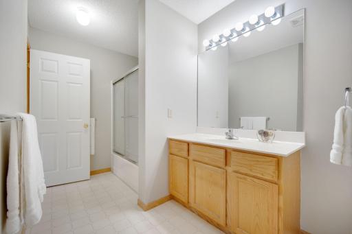 3635 Genevieve Avenue N, Oakdale, MN 55128