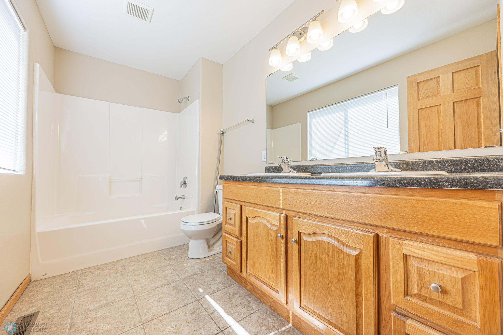 4285 Estate Dr S, Fargo, ND, 58104-17.jpg