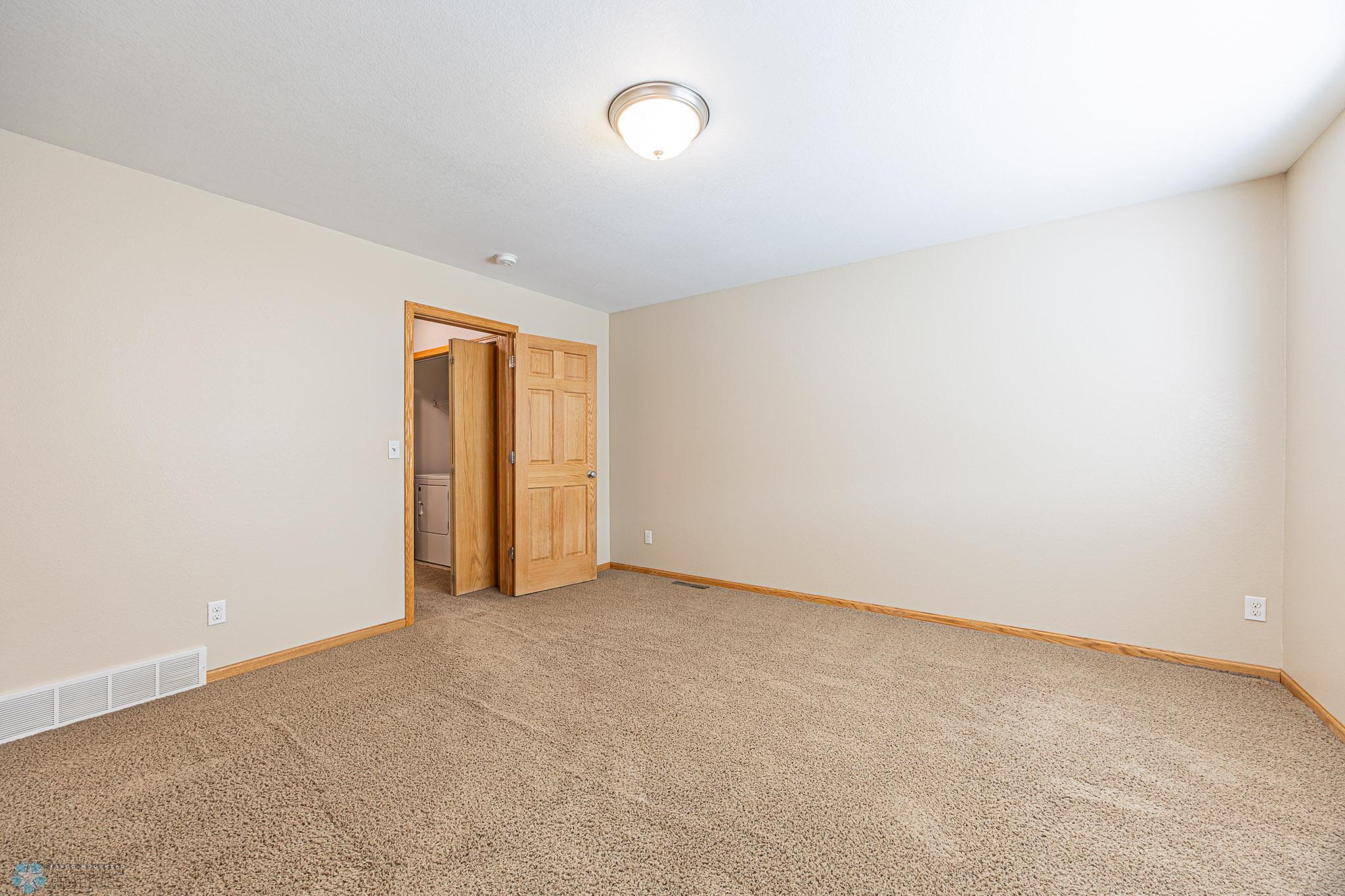 4285 Estate Dr S, Fargo, ND, 58104-16.jpg