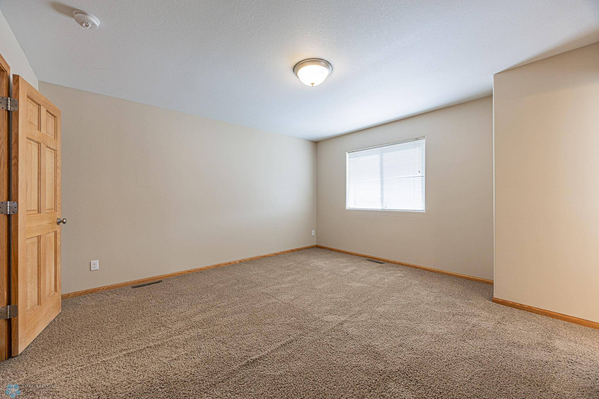 4285 Estate Dr S, Fargo, ND, 58104-15.jpg
