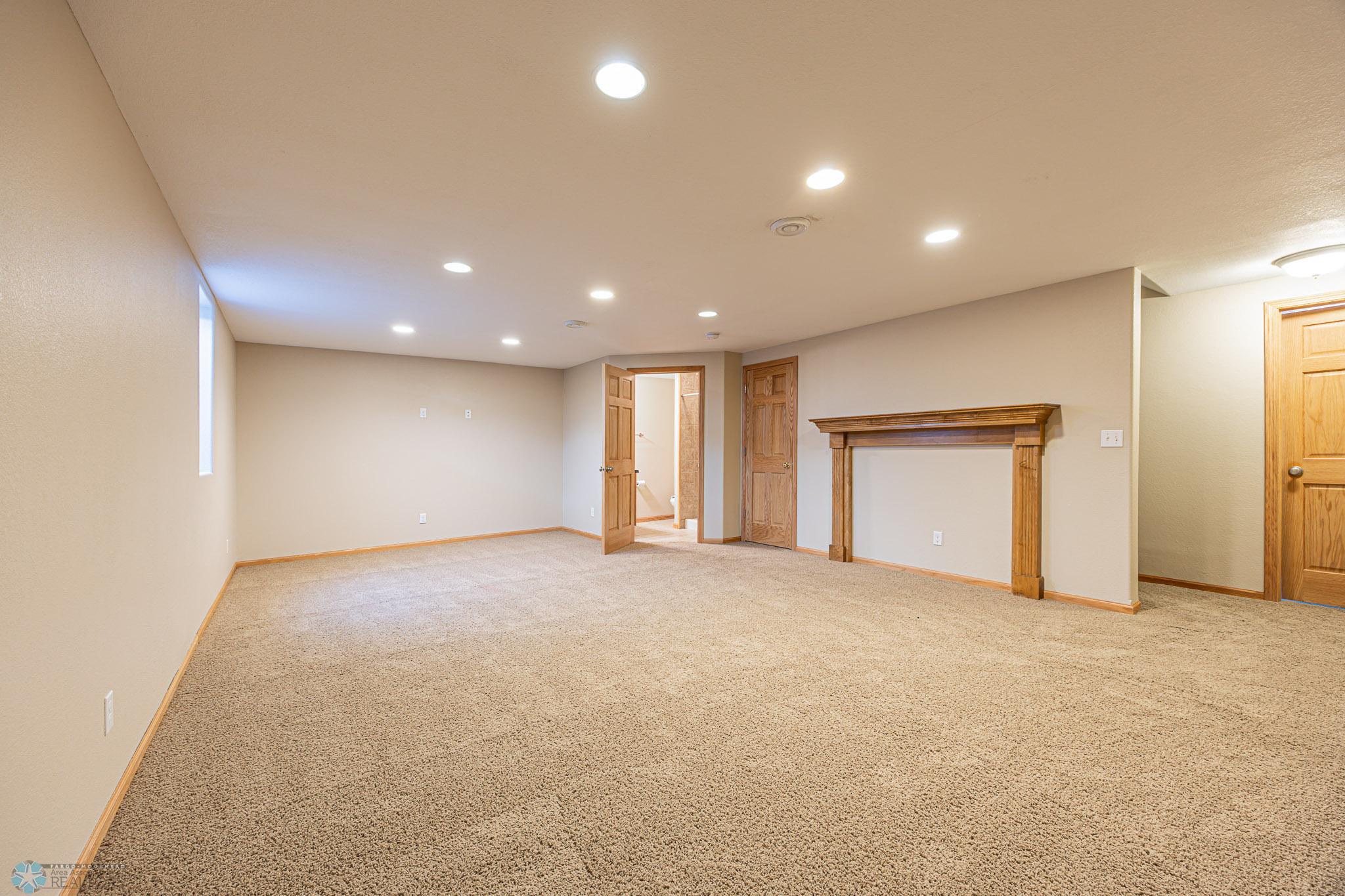 4285 Estate Dr S, Fargo, ND, 58104-25.jpg
