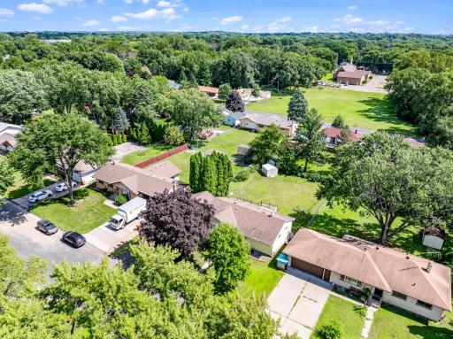There are abundant dining and shopping options in each direction, and 3 public golf courses are within a 4-minute drive.