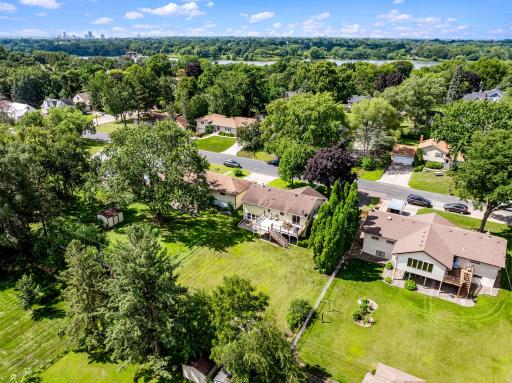 There are abundant dining and shopping options in each direction, and 3 public golf courses are within a 4-minute drive.