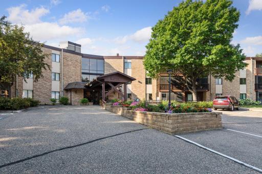 Parkview Estates condos are near local shopping, restaurants and clinics via nearby County Rd C and Lexington Avenue. Metro bus service is accessible from the Woodhill/Oxford Street stop.